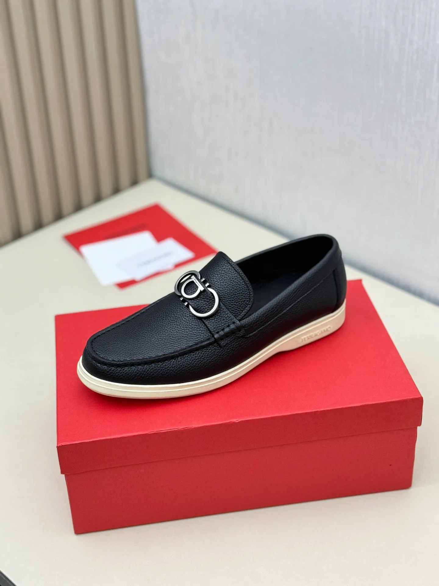 [Ferragamo] P: 580💰 Number of yards: 38~44 (45 orders are non-returnable) Ferragam's new men's driving shoes, the fabric is made of imported cowhide, with visible texture, heavy industrial stitching, dyed calfskin inside, standard logo cowhide feet, big-name experience, soft and comfortable on the feet, a men's favorite, special non-slip and wear-resistant rubber soles, easy to handle various occasions, with original box packaging!